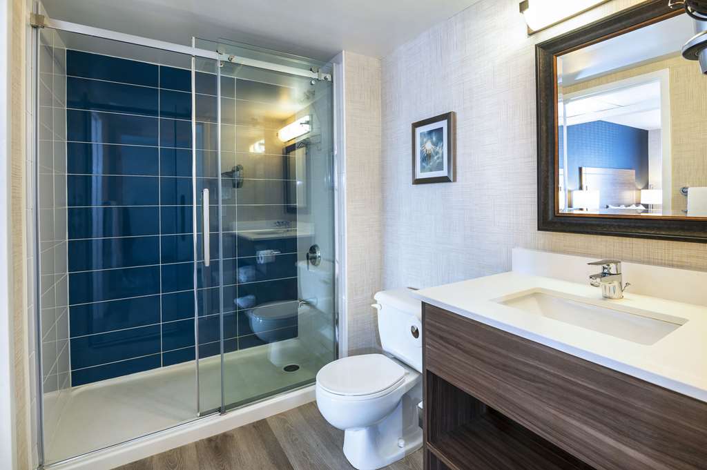 QUALITY SUITES-guestroom-Guest Room,Bathroom,On-Site.jpg