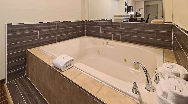 Suite - Quality Inn & Suites 1000 Islands Gananoque