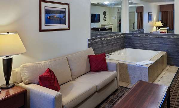 Suite - Quality Inn & Suites 1000 Islands Gananoque