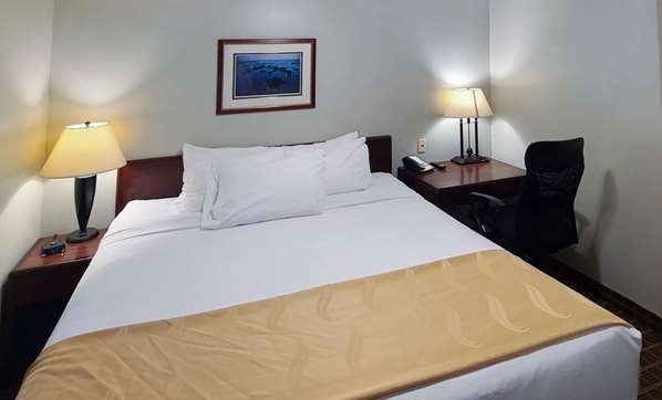 Suite - Quality Inn & Suites 1000 Islands Gananoque