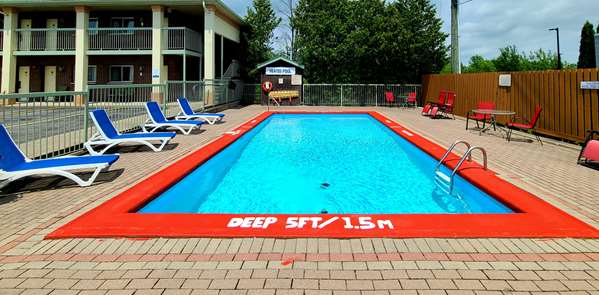 Pool - Quality Inn & Suites 1000 Islands Gananoque