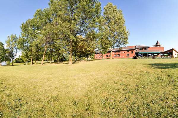 Exterior view - Quality Inn Arnprior