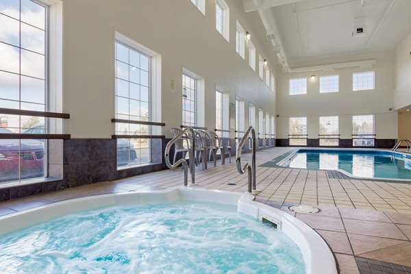 Pool - Comfort Inn Lethbridge