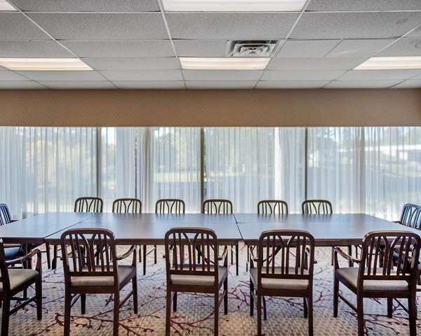  - Econo Lodge Smiths Falls