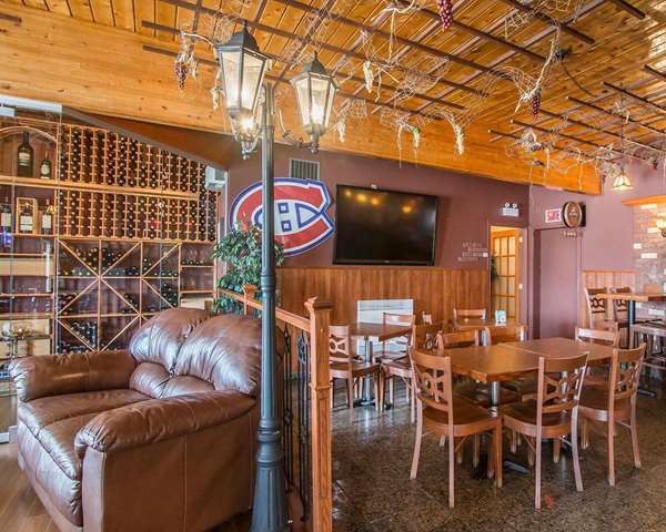 Bar - Econo Lodge Forestville