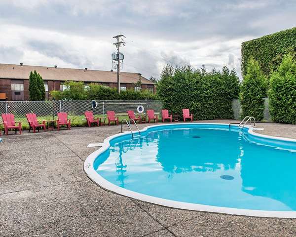 Pool - Quality Inn & Suites Gatineau
