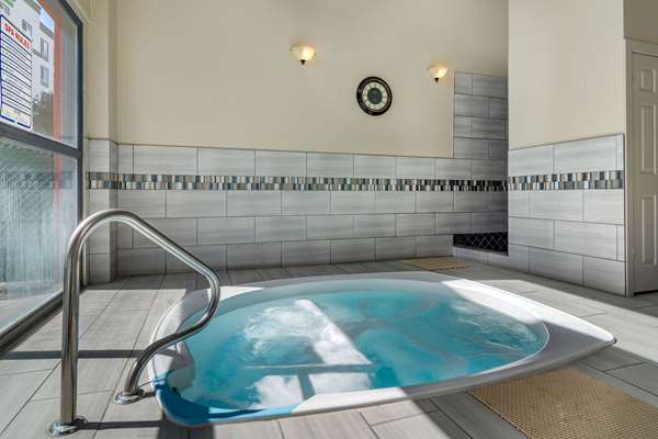 Pool - Quality Inn Kamloops