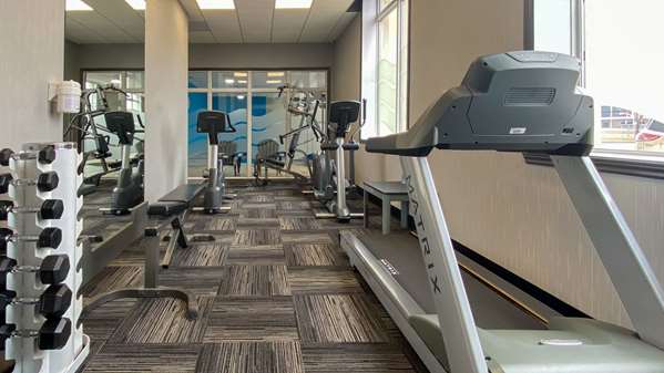 Fitness/ Exercise Room - Quality Suites Drummondville