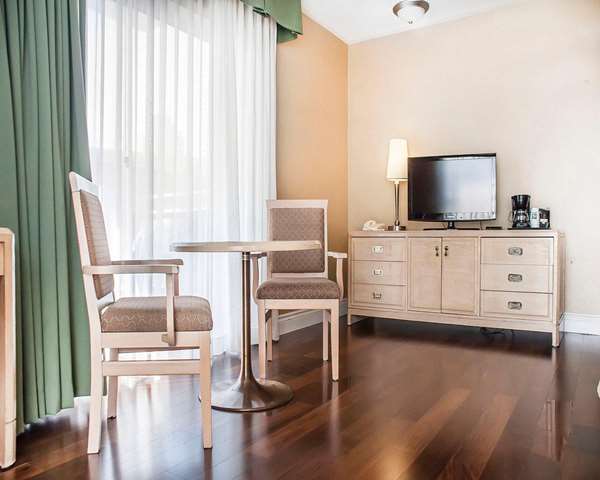  - Quality Hotel Fallsview Cascade Niagara Falls