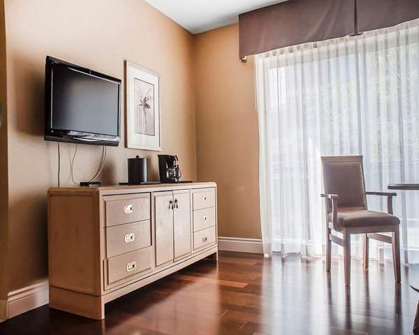  - Quality Hotel Fallsview Cascade Niagara Falls