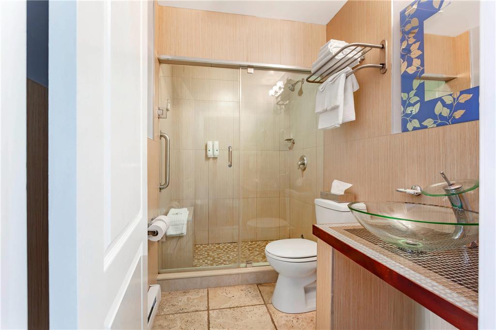 QUALITY HOTEL FALLSVIEW CASCADE-guestroom-Guest Room,Bathroom,On-Site.jpg