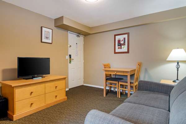 Suite - Econo Lodge Inn & Suites North Vancouver