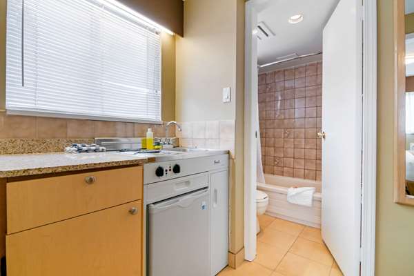 Suite - Econo Lodge Inn & Suites North Vancouver