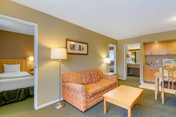 Suite - Econo Lodge Inn & Suites North Vancouver