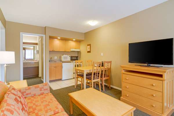Suite - Econo Lodge Inn & Suites North Vancouver