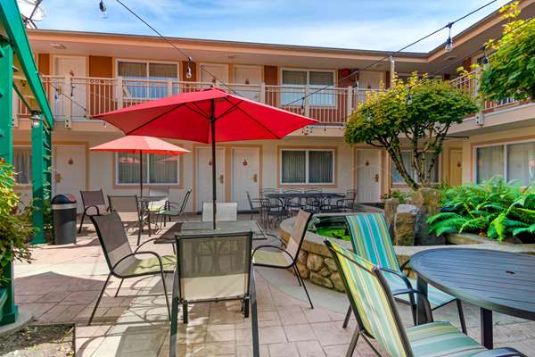  - Econo Lodge Inn & Suites North Vancouver