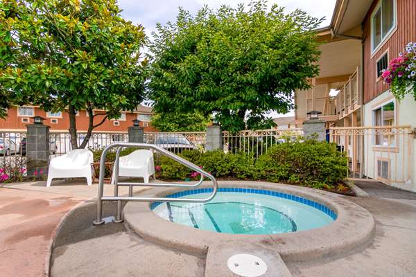 Pool - Econo Lodge Inn & Suites North Vancouver