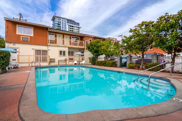 Pool - Econo Lodge Inn & Suites North Vancouver