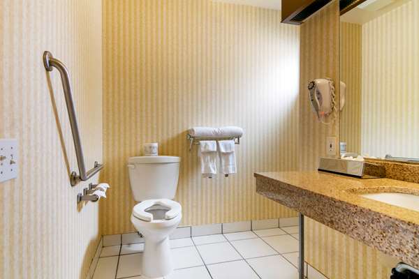  - Econo Lodge Inn & Suites North Vancouver