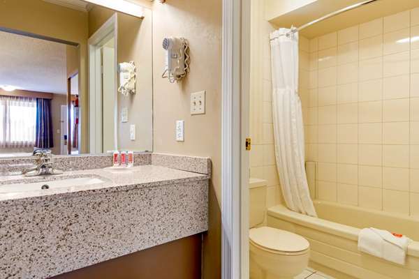  - Econo Lodge Inn & Suites North Vancouver