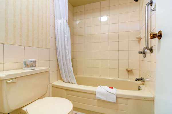  - Econo Lodge Inn & Suites North Vancouver