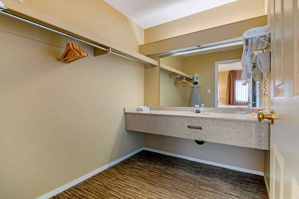  - Econo Lodge Inn & Suites North Vancouver
