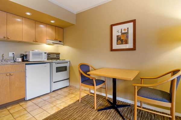  - Econo Lodge Inn & Suites North Vancouver