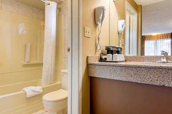  - Econo Lodge Inn & Suites North Vancouver