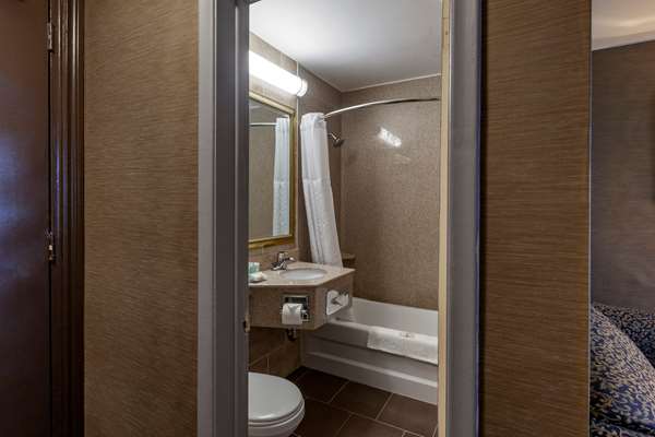 Suite - Quality Inn Toronto Airport Mississauga