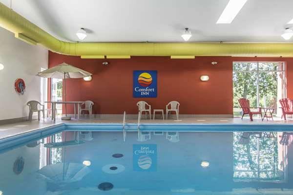 Pool - Comfort Inn Cornwall