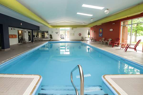 Pool - Comfort Inn Cornwall