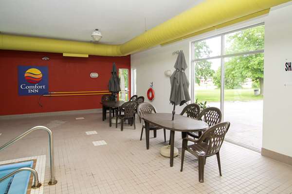 Pool - Comfort Inn Cornwall