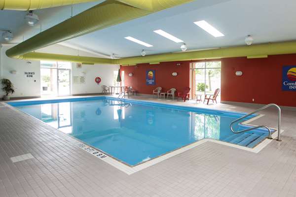 Pool - Comfort Inn Cornwall