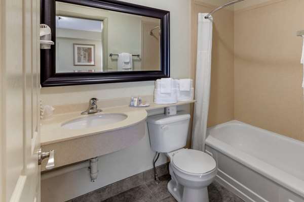 Suite - Comfort Inn & Suites Gananoque