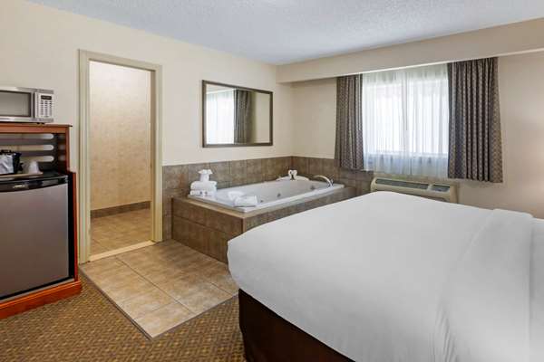 Suite - Comfort Inn & Suites Gananoque