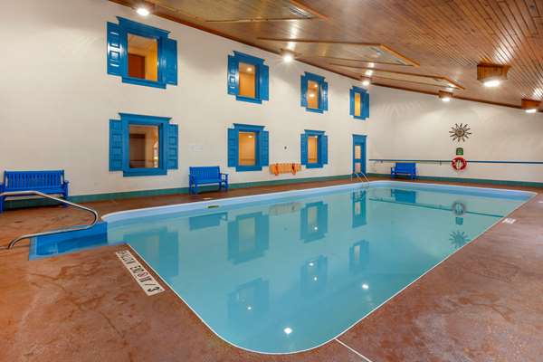 Pool - Comfort Inn & Suites Gananoque