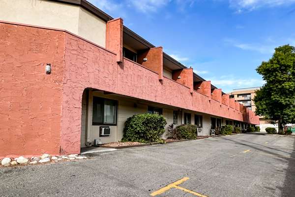 Exterior view - Econo Lodge Village Calgary