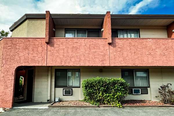 Exterior view - Econo Lodge Village Calgary