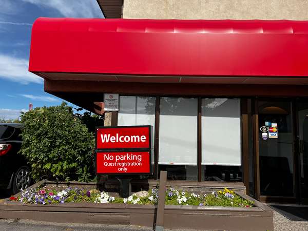 Exterior view - Econo Lodge Village Calgary