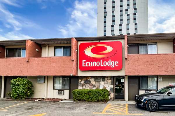 Exterior view - Econo Lodge Village Calgary