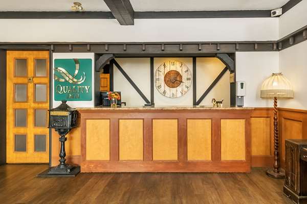  - Quality Inn Waddling Dog Saanichton