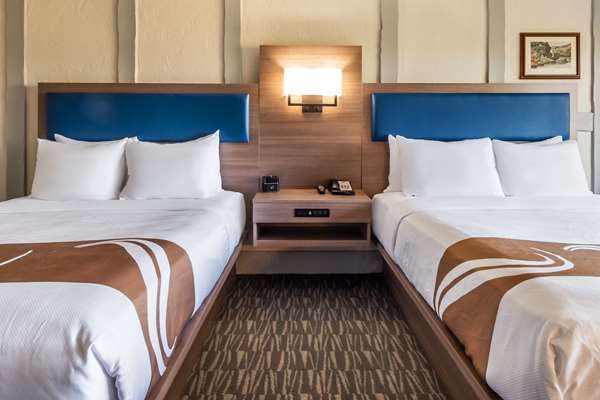  - Quality Inn Waddling Dog Saanichton