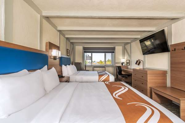  - Quality Inn Waddling Dog Saanichton