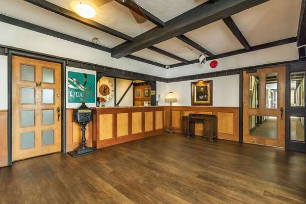  - Quality Inn Waddling Dog Saanichton