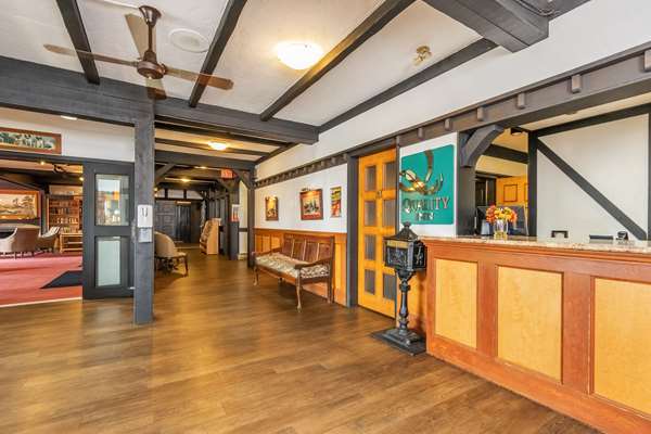  - Quality Inn Waddling Dog Saanichton