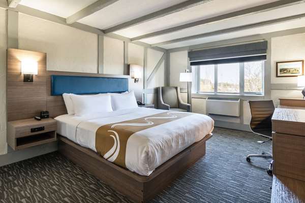  - Quality Inn Waddling Dog Saanichton