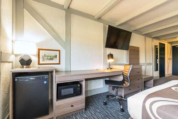  - Quality Inn Waddling Dog Saanichton