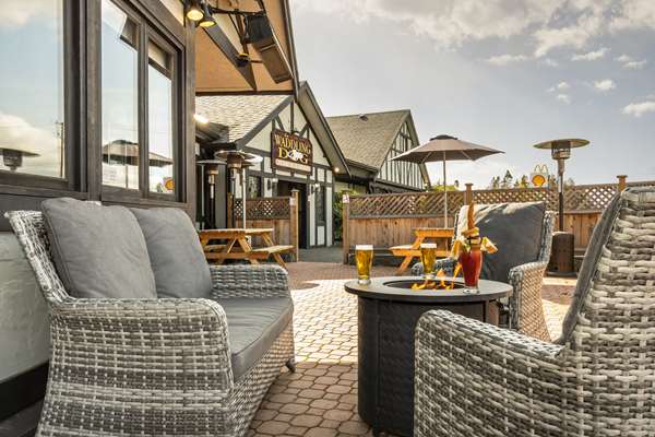 Pool - Quality Inn Waddling Dog Saanichton