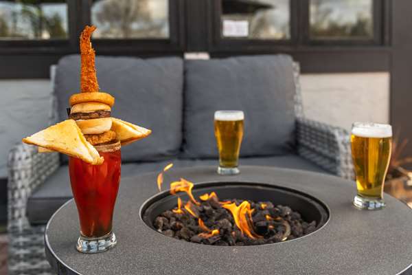 Pool - Quality Inn Waddling Dog Saanichton