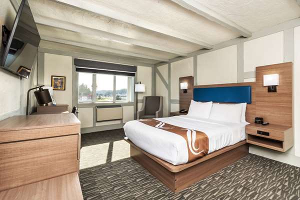  - Quality Inn Waddling Dog Saanichton